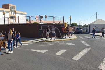 Protesta de los trabajadores del Paco Artiles y encuentro al aire libre con el alcalde en Arnao/TA.